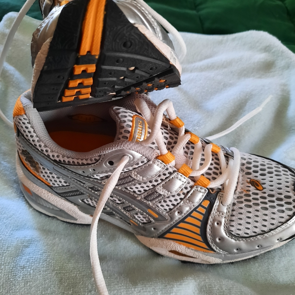 ASICS Gel Nimbus size 6